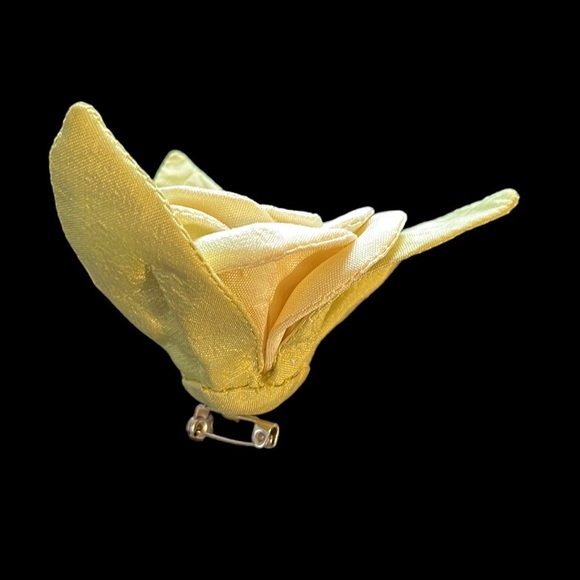 3 for $25❗️Handmade Cream Rose Brooch - Picture 3 of 6